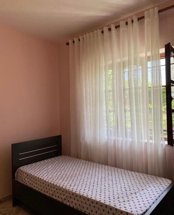 פוגרדץ Roeli'S Guest House מראה חיצוני תמונה